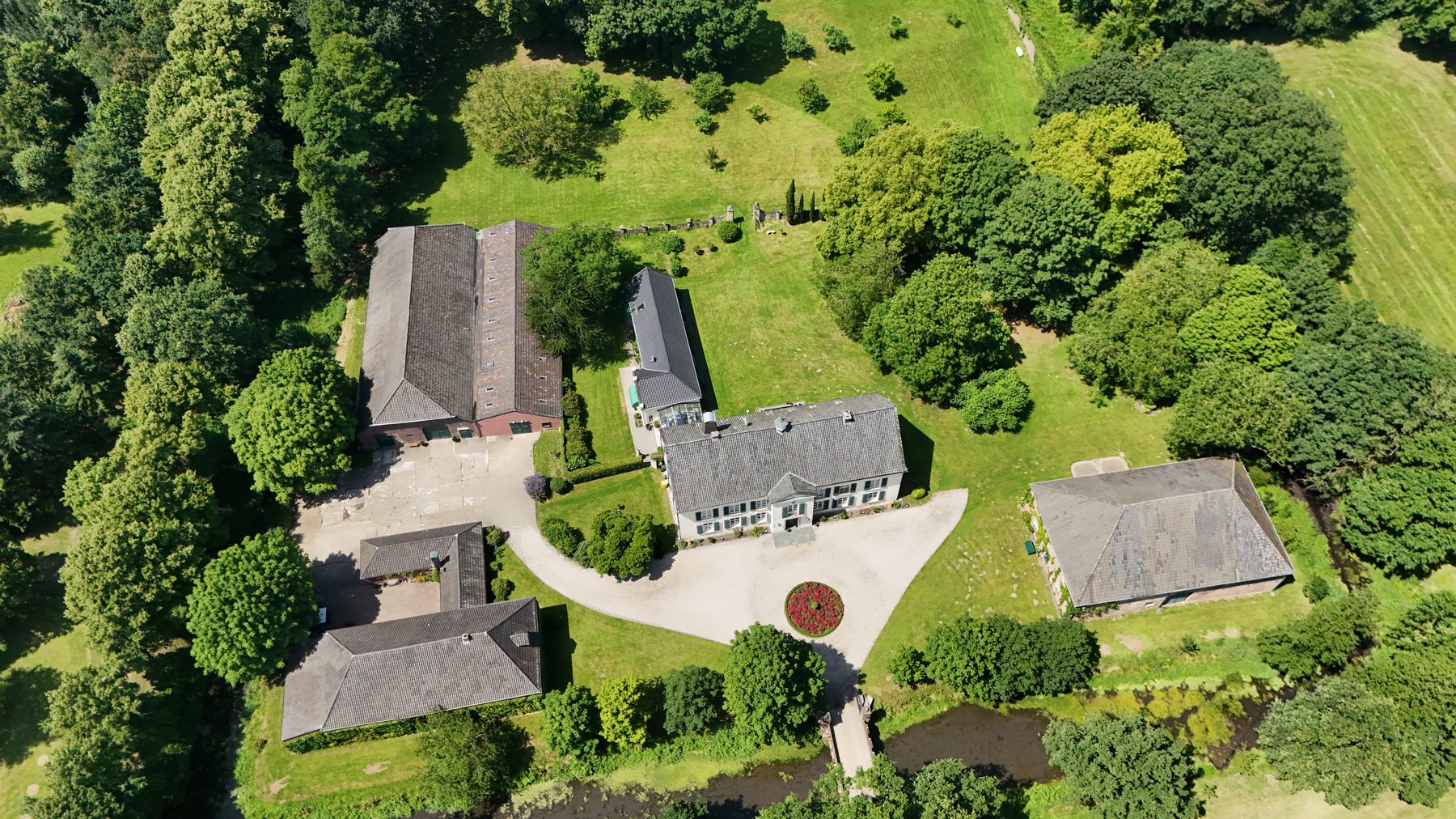 Luftaufnahme des gesamten Anwesens Haus Winkel mit Haupthaus, Scheune und großem Hof